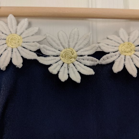 FREE gift w/ purchase 💙Blue daisy top💙 - Picture 3 of 3